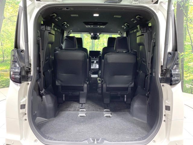 TOYOTA VOXY HYBRID 2023