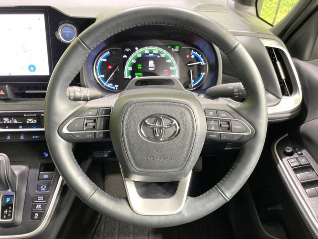 TOYOTA VOXY HYBRID 2023