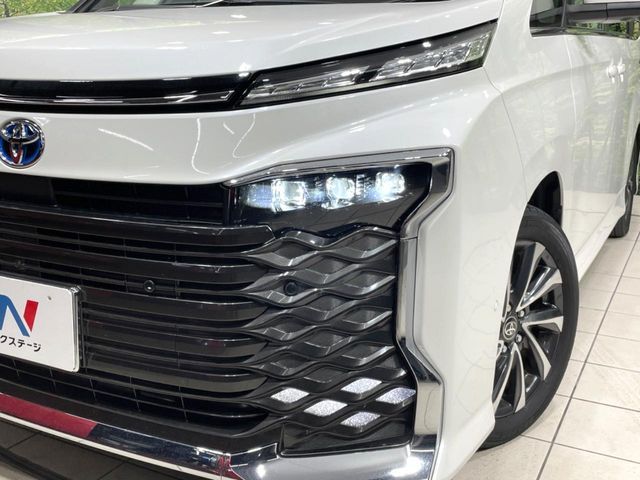 TOYOTA VOXY HYBRID 2023