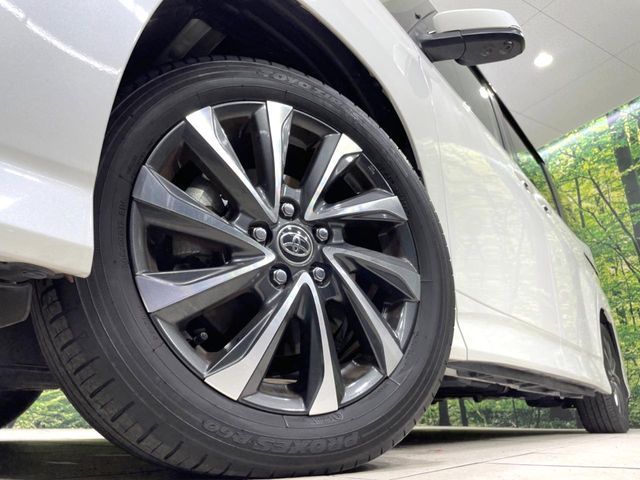 TOYOTA VOXY HYBRID 2023