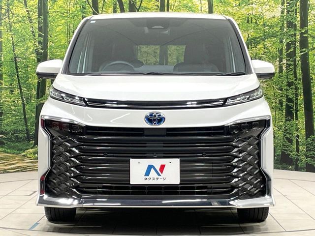 TOYOTA VOXY HYBRID 2023