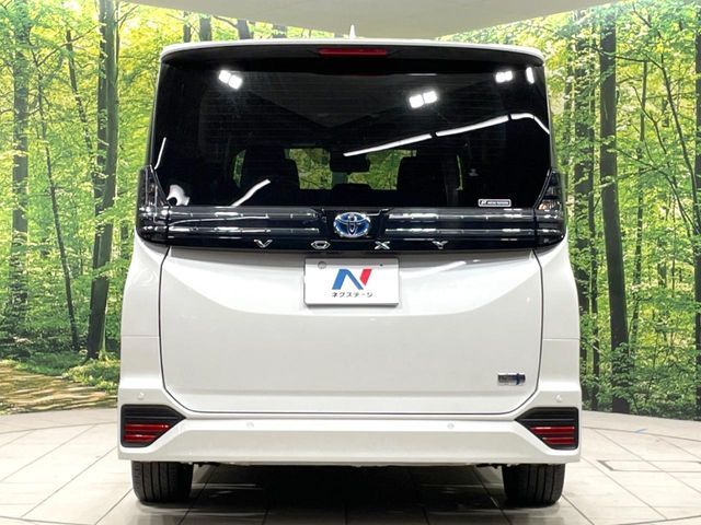 TOYOTA VOXY HYBRID 2023