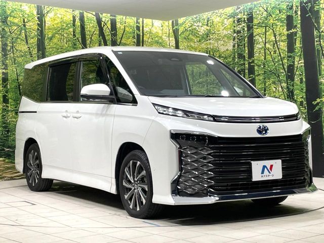 TOYOTA VOXY HYBRID 2023