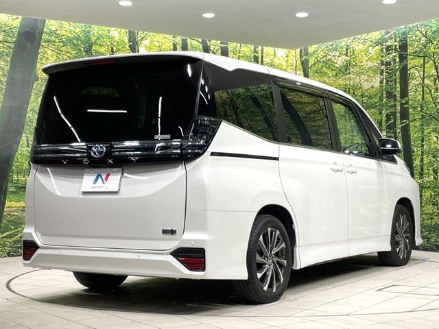 TOYOTA VOXY HYBRID 2023