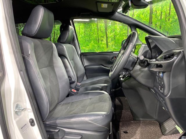 TOYOTA NOAH HYBRID 2019