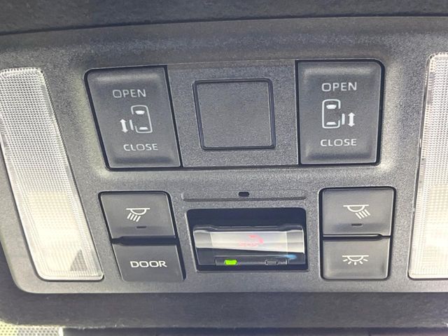 TOYOTA VOXY HYBRID 2025