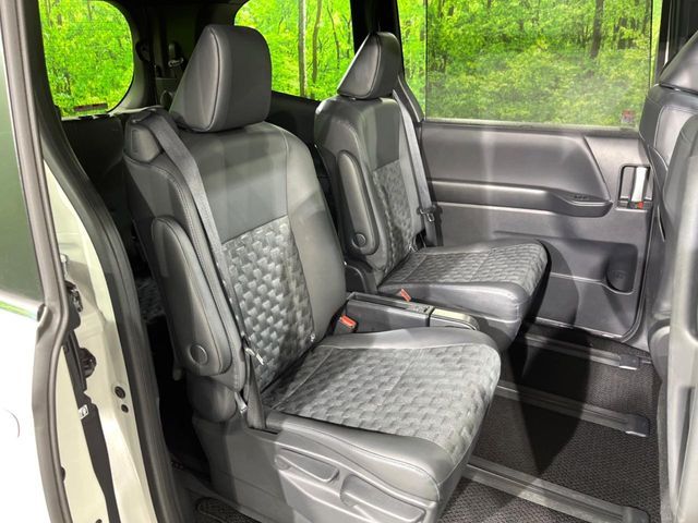 TOYOTA VOXY HYBRID 2025