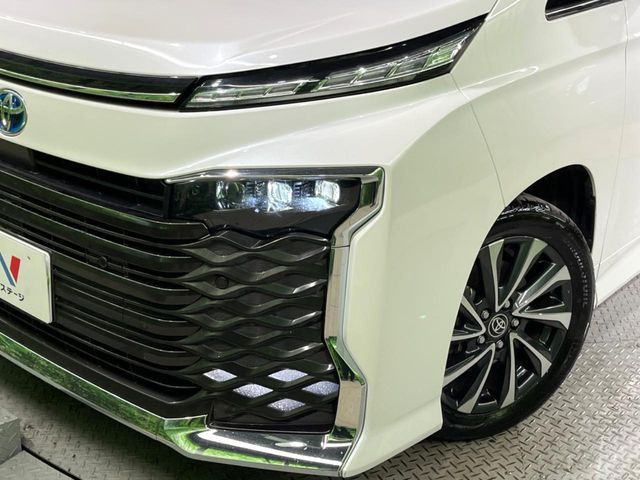 TOYOTA VOXY HYBRID 2025