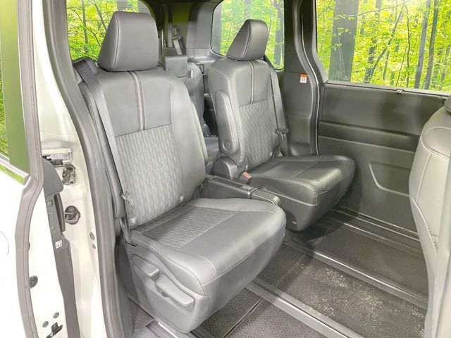 TOYOTA NOAH 4WD 2025