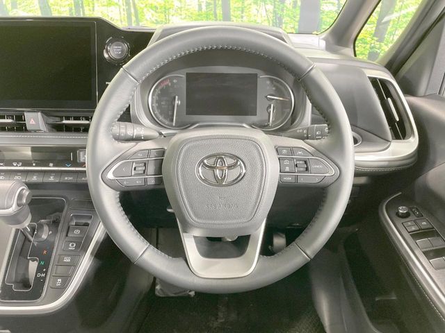 TOYOTA NOAH 4WD 2025