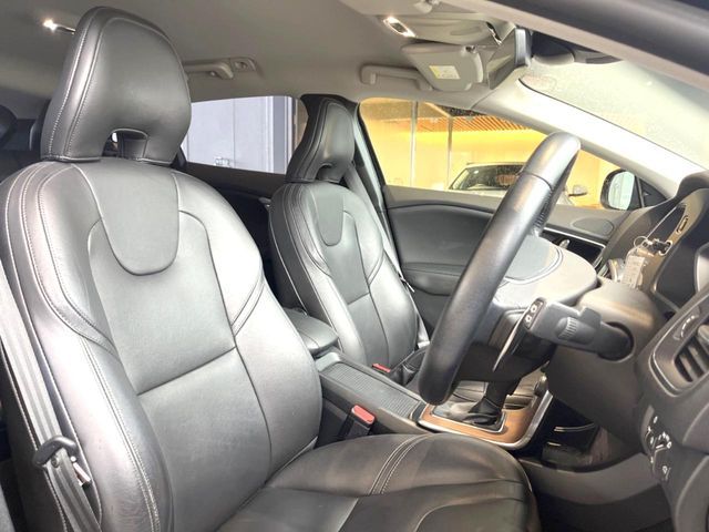 VOLVO VOLVO V40 2017