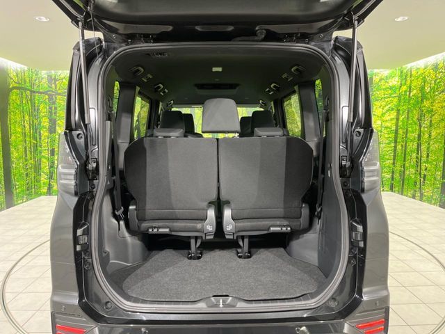 TOYOTA VOXY 4WD 2023