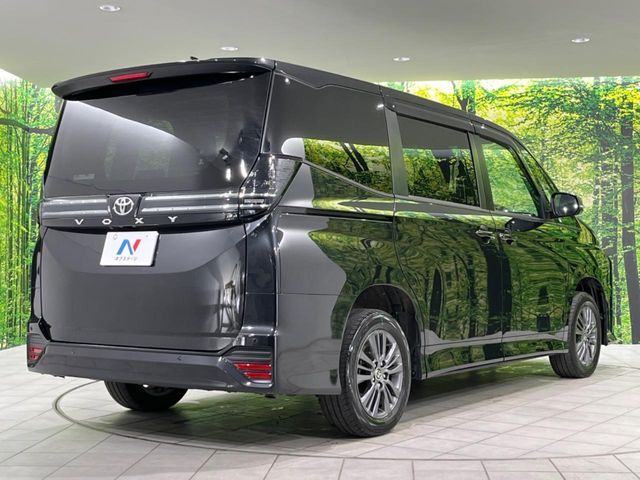 TOYOTA VOXY 4WD 2023