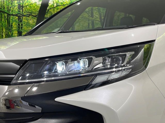 TOYOTA NOAH 4WD 2025