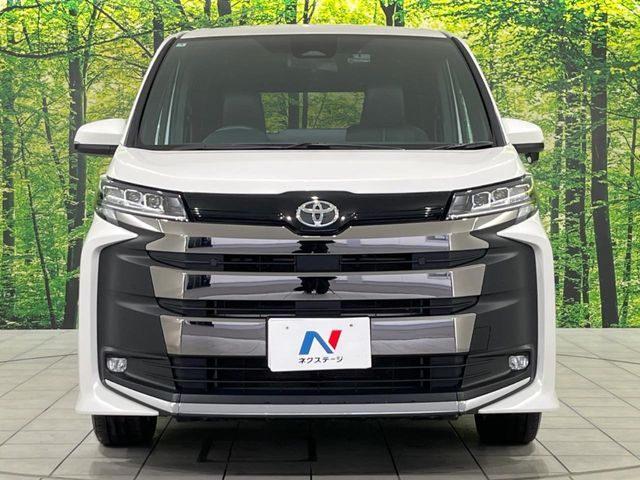 TOYOTA NOAH 4WD 2025