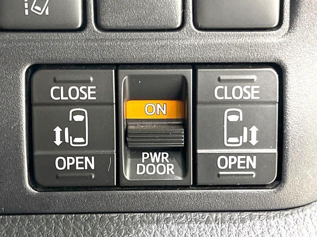 TOYOTA VOXY HYBRID 2020