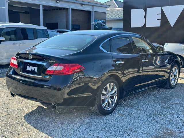 NISSAN FUGA HYBRID 2010