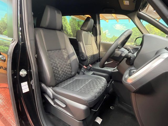 TOYOTA VOXY 4WD 2025