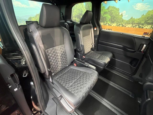 TOYOTA VOXY 4WD 2025