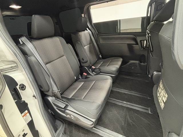 TOYOTA VOXY HYBRID 2018