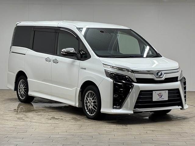 TOYOTA VOXY HYBRID 2018