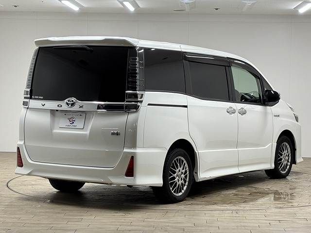 TOYOTA VOXY HYBRID 2018