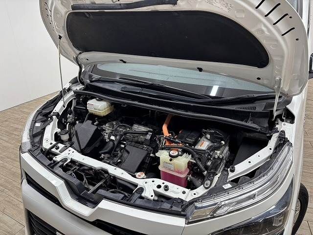 TOYOTA VOXY HYBRID 2018