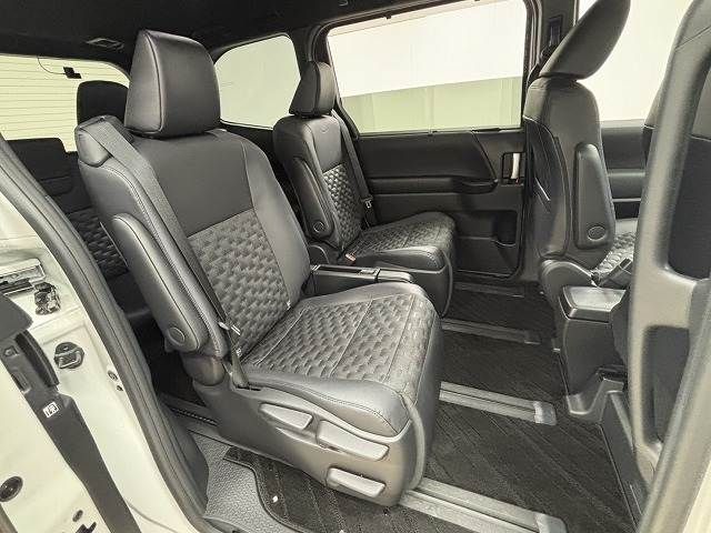 TOYOTA VOXY HYBRID 2023