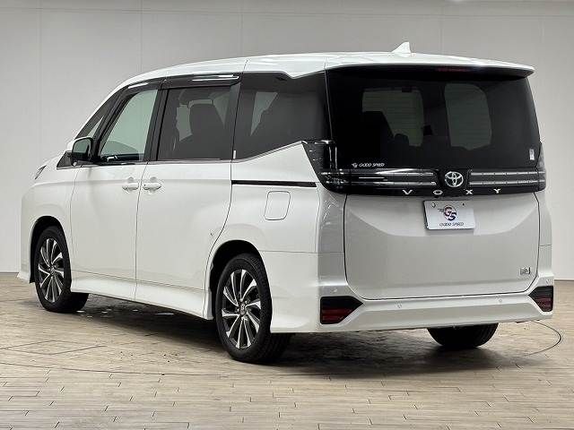 TOYOTA VOXY HYBRID 2023