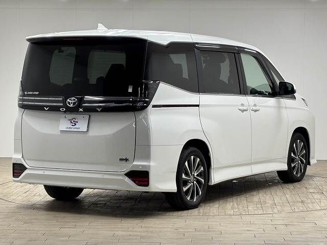 TOYOTA VOXY HYBRID 2023