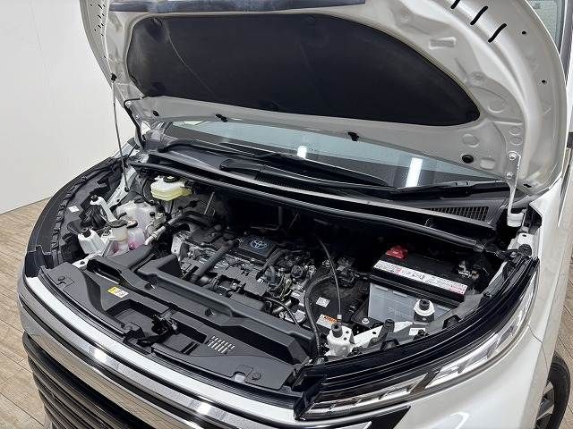 TOYOTA VOXY HYBRID 2023