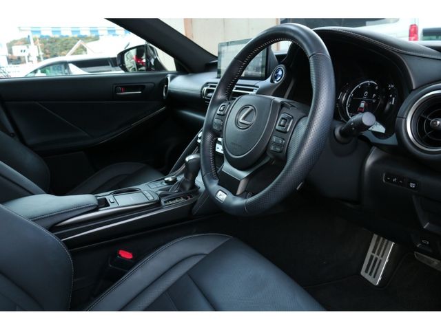 TOYOTA LEXUS IS300h 2021