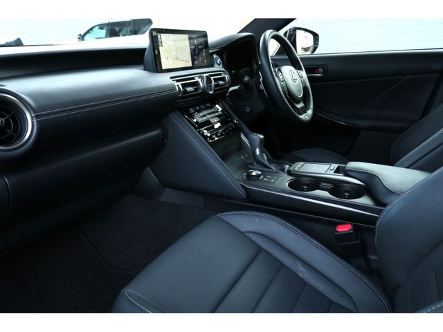 TOYOTA LEXUS IS300h 2021