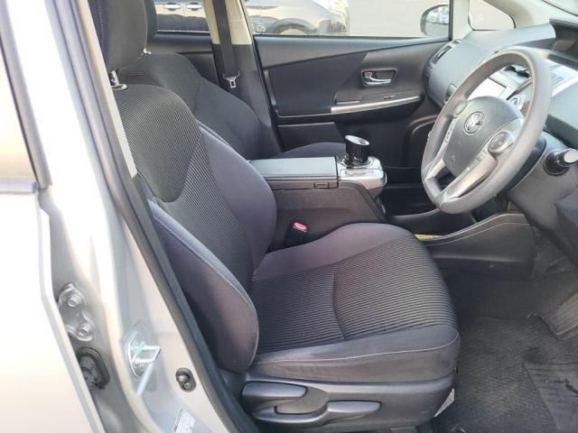 TOYOTA PRIUS Alpha 2016