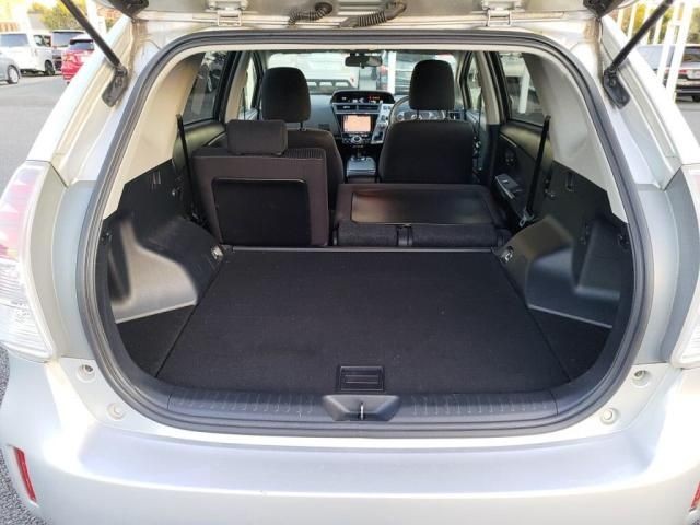 TOYOTA PRIUS Alpha 2016