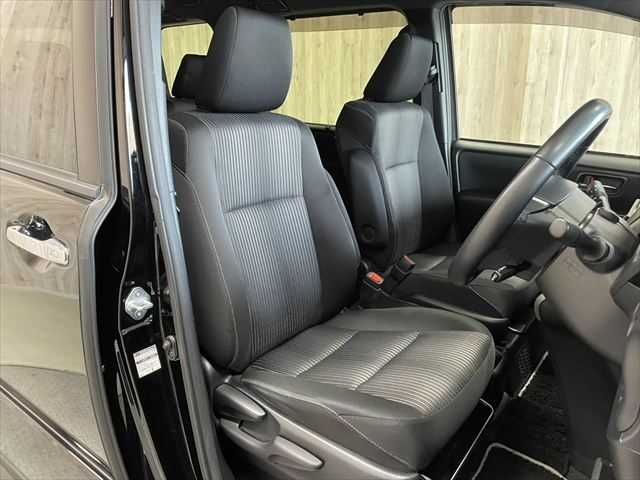 TOYOTA VOXY HYBRID 2020