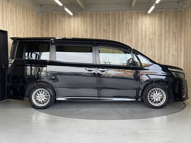 TOYOTA VOXY HYBRID 2020