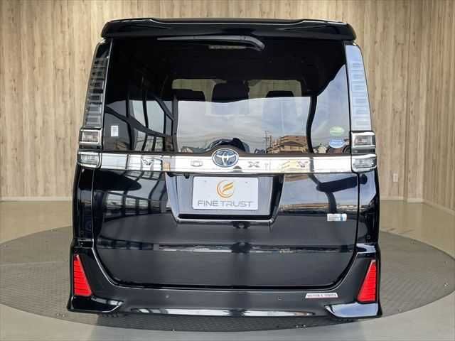 TOYOTA VOXY HYBRID 2020