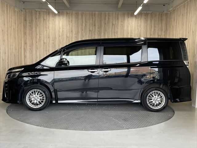 TOYOTA VOXY HYBRID 2020