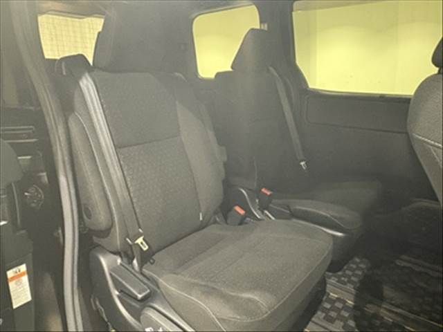 TOYOTA VOXY HYBRID 2018