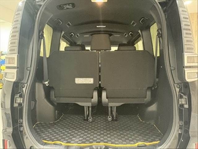 TOYOTA VOXY HYBRID 2018