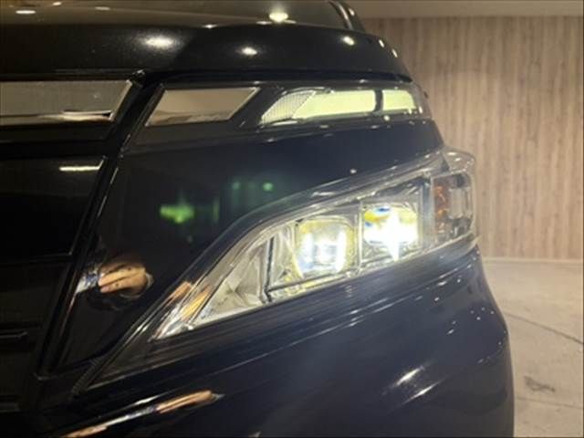 TOYOTA VOXY HYBRID 2018