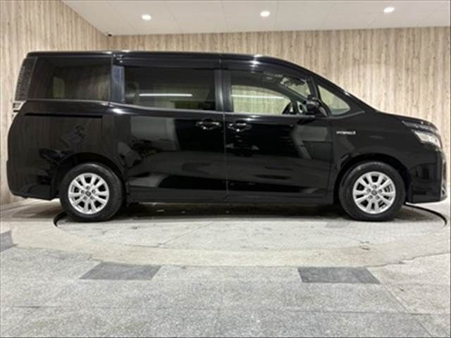 TOYOTA VOXY HYBRID 2018