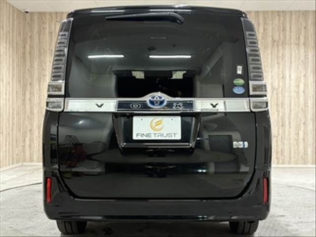 TOYOTA VOXY HYBRID 2018