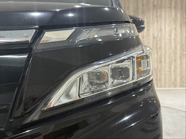 TOYOTA VOXY HYBRID 2018