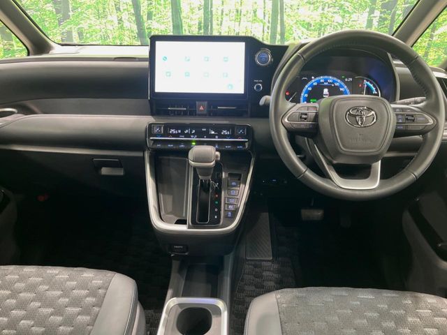 TOYOTA VOXY HYBRID 2023