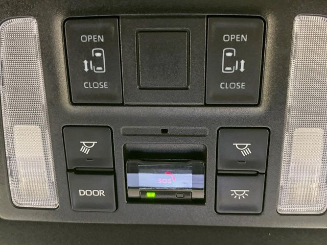 TOYOTA VOXY HYBRID 2023