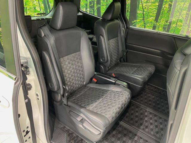 TOYOTA VOXY HYBRID 2023