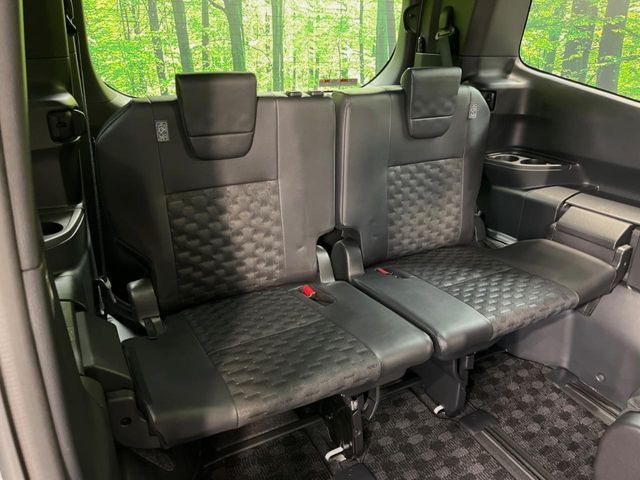 TOYOTA VOXY HYBRID 2023