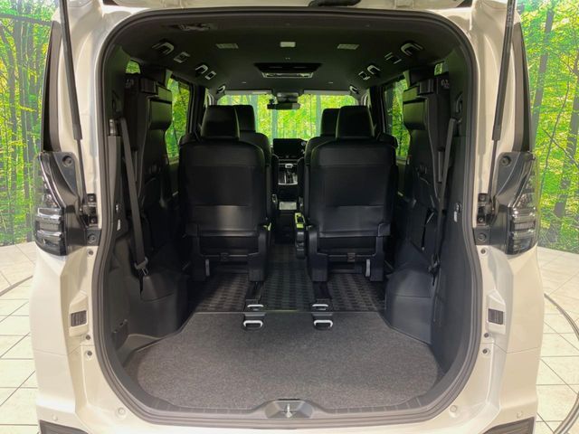 TOYOTA VOXY HYBRID 2023